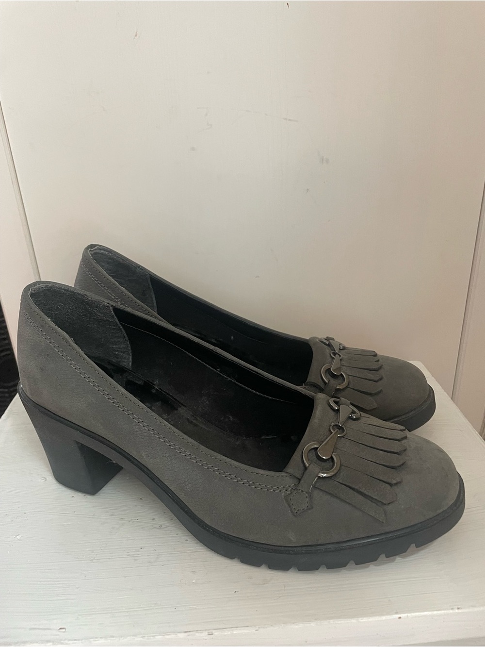 THE FLEXX Gray Suede‎ Fringe Block Heel Loafers